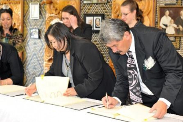 Gallery  - Te Atiawa Trustees signing Te Atiawa's Deed of Settlement<br />
 