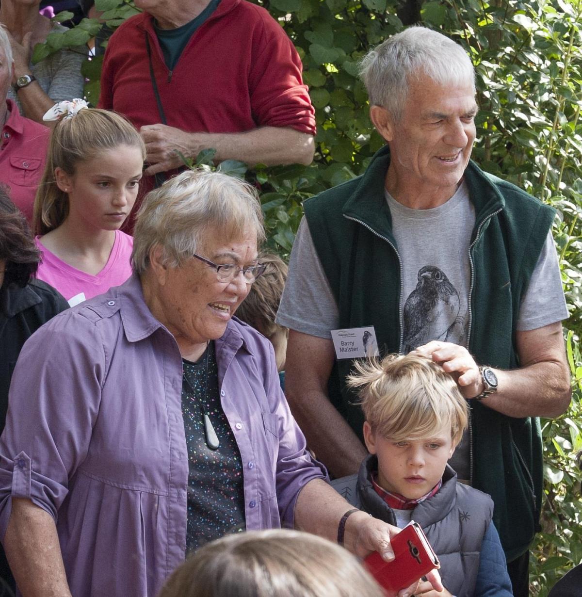 Kaitiaki o Te Taiao - Photo's  - Witnessing the release of Sth Is Robin on Kaipupu Point, 1 March 2016 